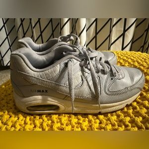 Nike air max gray sneakers. Poor condition. Very used.